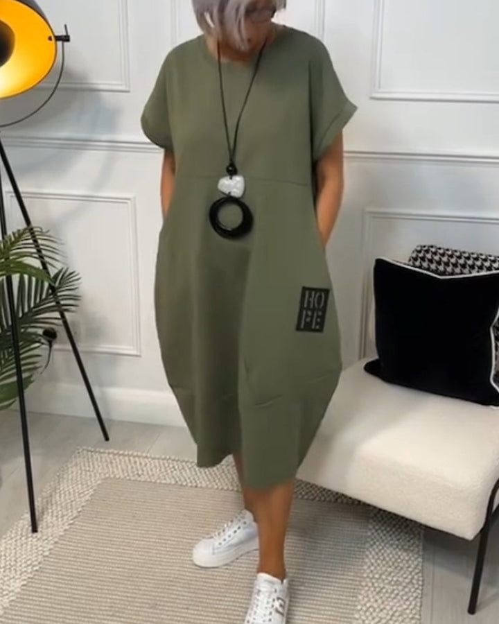 Schlichtes, kurzärmliges Freizeitkleid mit Buchstabendruck MOKKAKAI