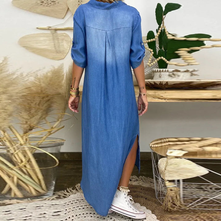 Denim Flow – Langes Jeanskleid mit Schlitz MOKKAKAI