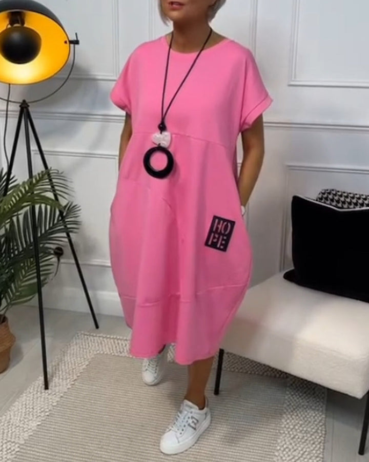 Schlichtes, kurzärmliges Freizeitkleid mit Buchstabendruck MOKKAKAI