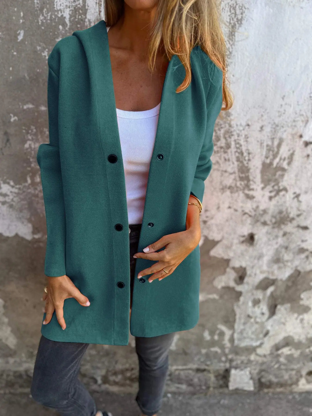 Adriana | Strickjacke mit Knöpfen und Kapuze MOKKAKAI