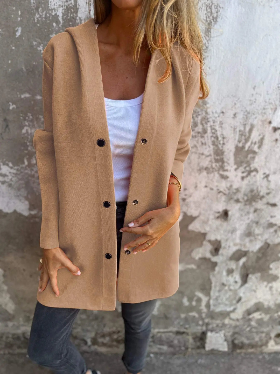 Adriana | Strickjacke mit Knöpfen und Kapuze MOKKAKAI