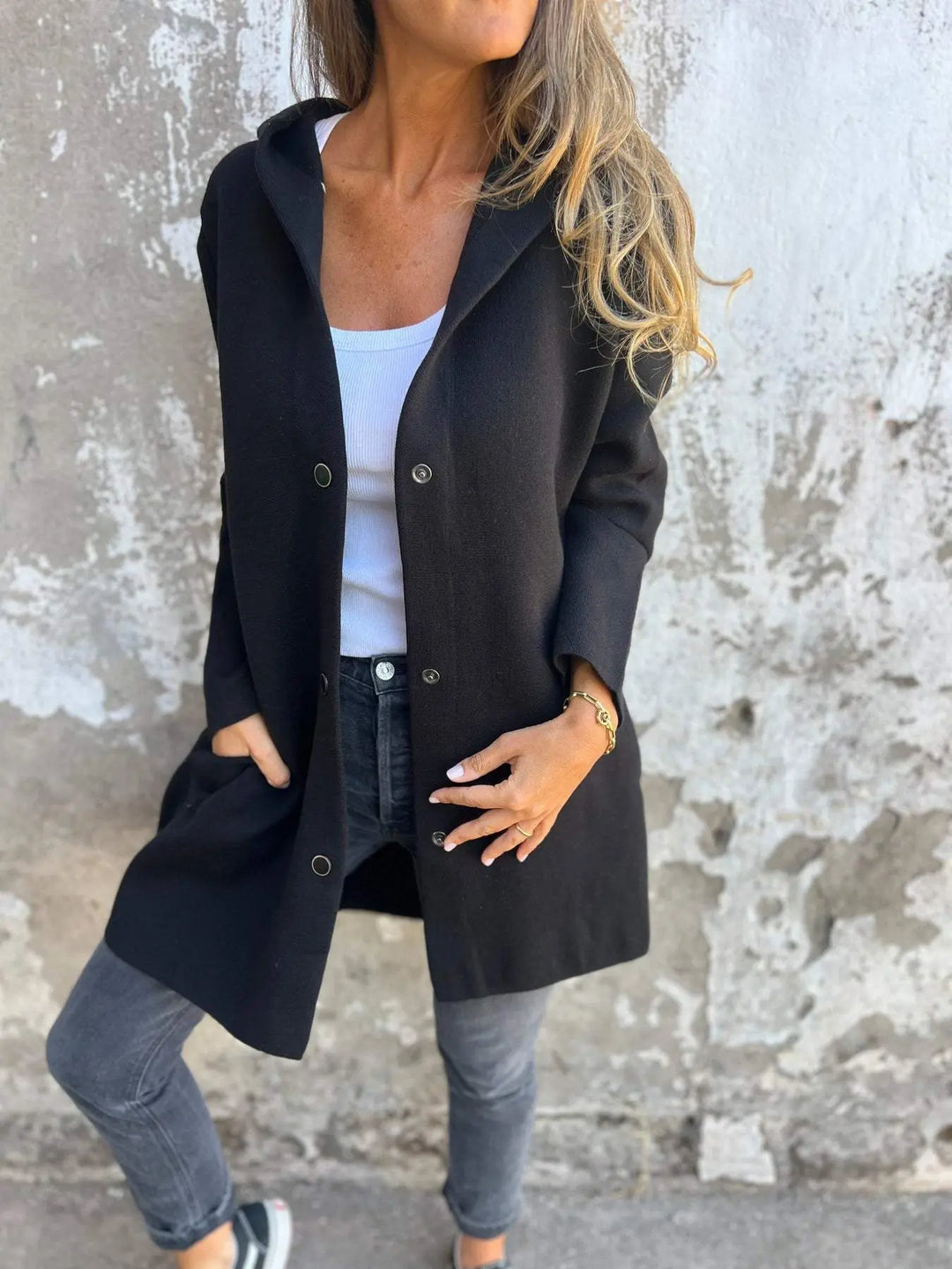 Adriana | Strickjacke mit Knöpfen und Kapuze MOKKAKAI