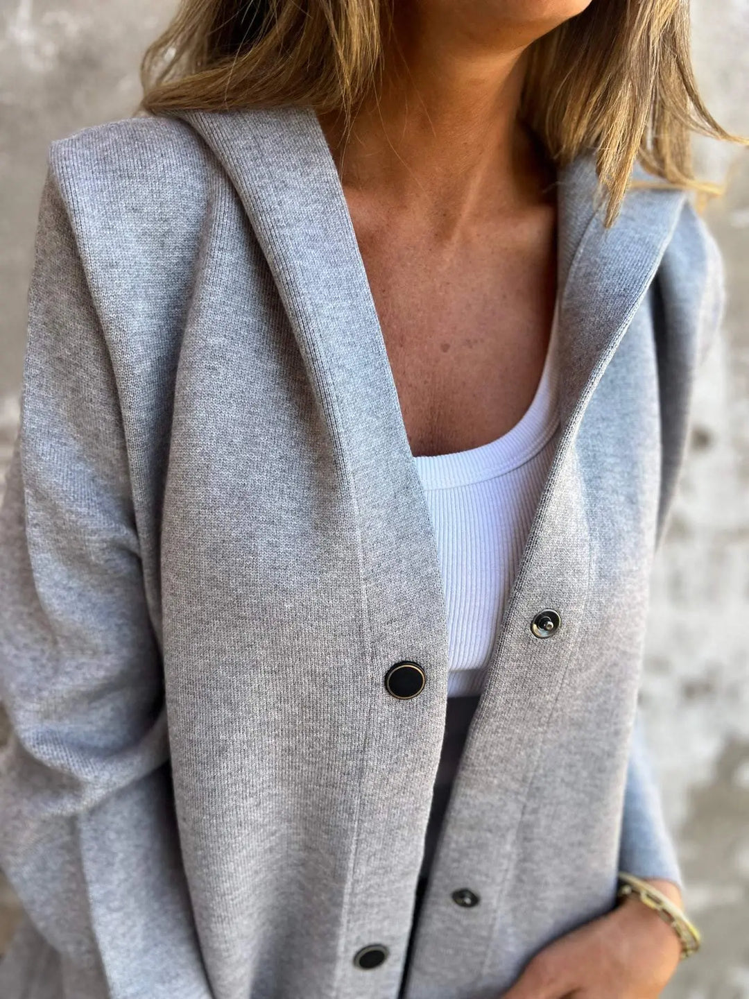 Adriana | Strickjacke mit Knöpfen und Kapuze MOKKAKAI