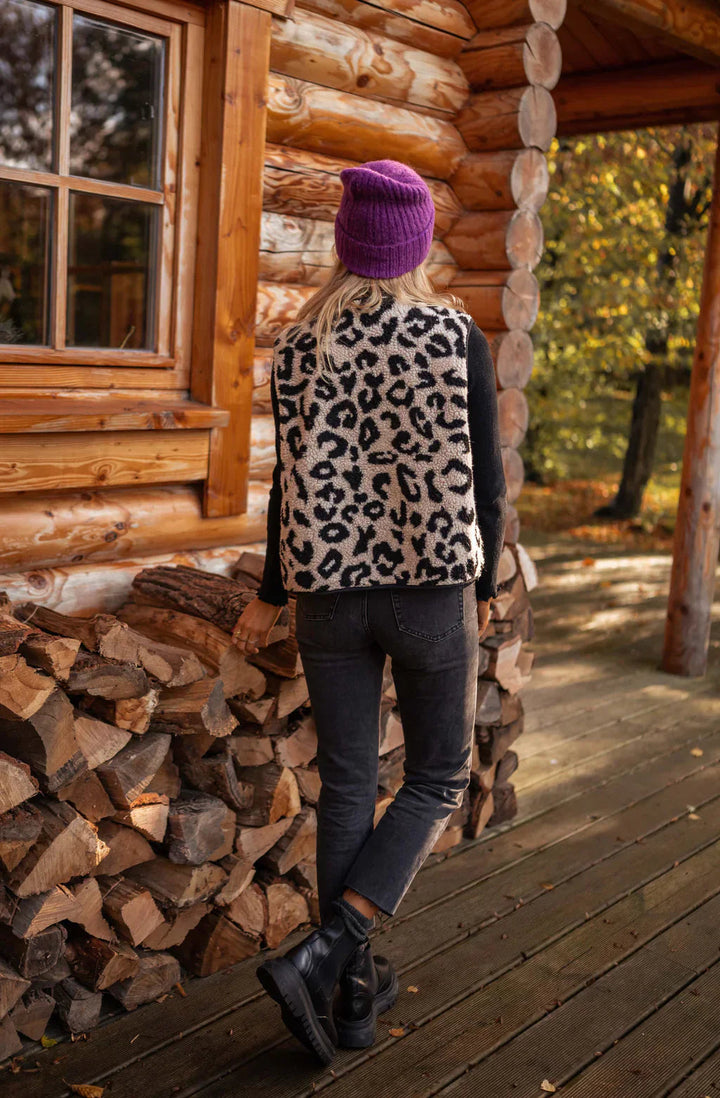 Astrid™ – Die Strickweste mit Wild-Charme MOKKAKAI