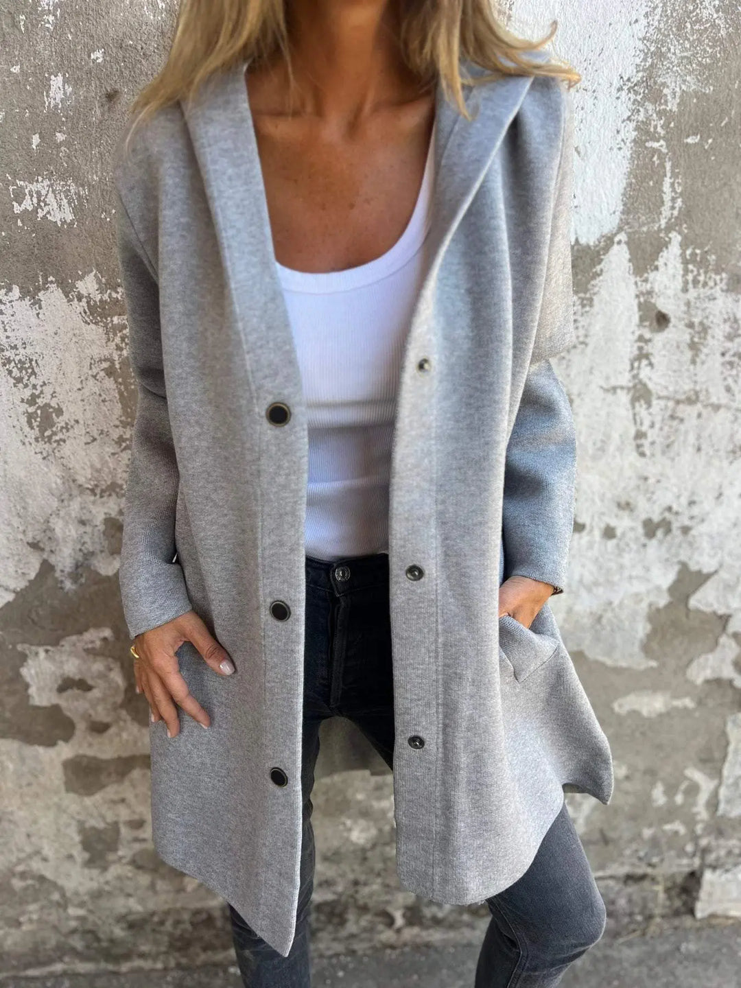 Adriana | Strickjacke mit Knöpfen und Kapuze MOKKAKAI