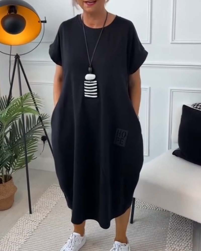 Schlichtes, kurzärmliges Freizeitkleid mit Buchstabendruck MOKKAKAI
