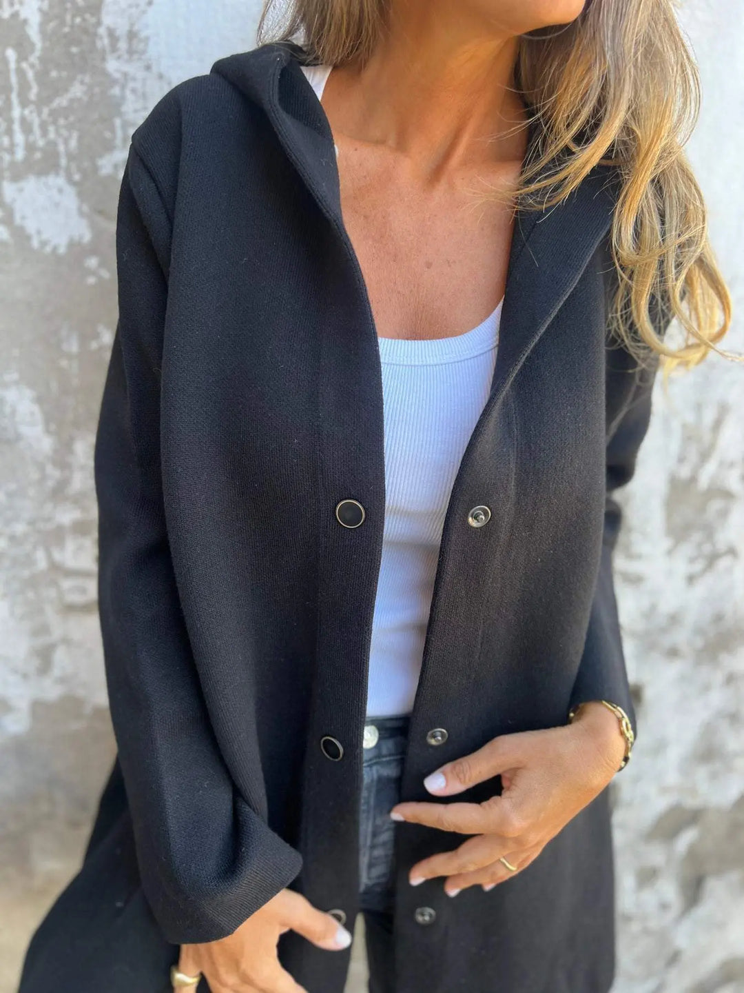 Adriana | Strickjacke mit Knöpfen und Kapuze MOKKAKAI