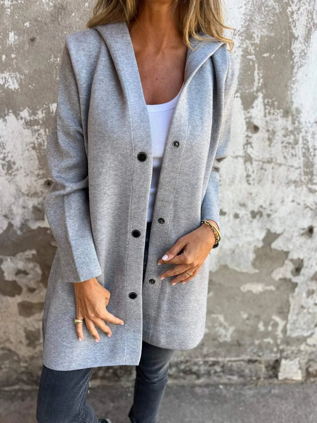 Adriana | Strickjacke mit Knöpfen und Kapuze MOKKAKAI
